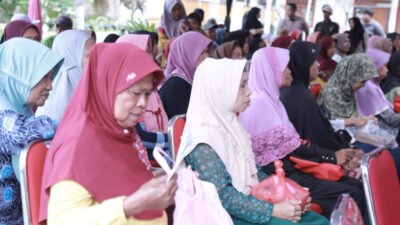 Warga menerima bantuan pangan di Kelurahan Wirolegi, Jumat (14/11/2025). (Foto: Dok/Diskominfo Jember - ZONA INDONESIA)