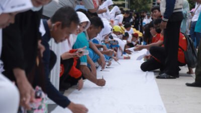 Ratusan pelajar menandatangani Deklarasi Anti-Bullying di Alun-Alun Jember Nusantara, Sabtu (15/11/2025). (Foto: Dok/Diskominfo Jember - ZONA INDONESIA)