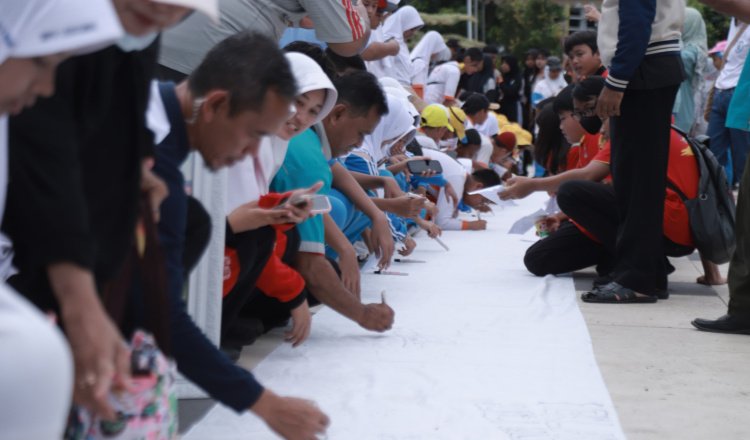 Ratusan pelajar menandatangani Deklarasi Anti-Bullying di Alun-Alun Jember Nusantara, Sabtu (15/11/2025). (Foto: Dok/Diskominfo Jember - ZONA INDONESIA)