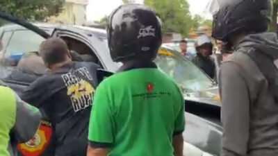 proses evakuasi Kapolsek Arjasa AKP Kusmiani yang mengalami laka tunggal di Jalan PB Sudirman Situbondo. (Foto: Tangkapan layar video amatir)