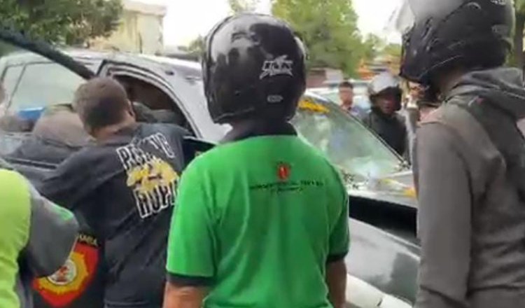 proses evakuasi Kapolsek Arjasa AKP Kusmiani yang mengalami laka tunggal di Jalan PB Sudirman Situbondo. (Foto: Tangkapan layar video amatir)