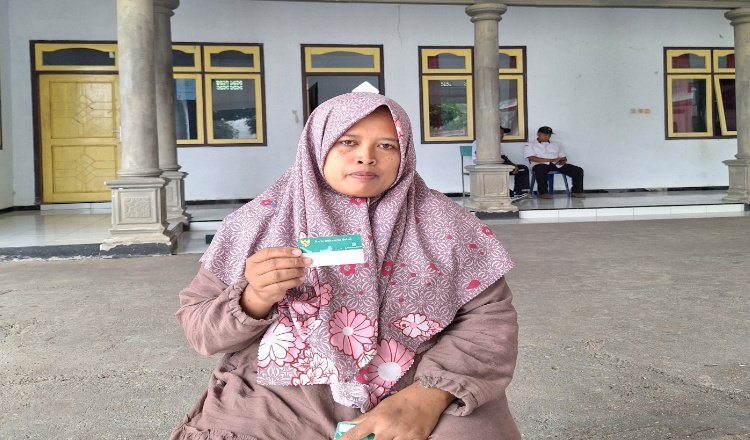Masfufah menunjukkan kartu BPJS Kesehatan. (Foto: Dok/Humas BPJS Kesehatan Cabang Jember)