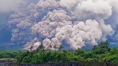 Kondisi gunung Semeru Rabu sore (19/11/2025). (Foto: Tangkapan layar video amatir)