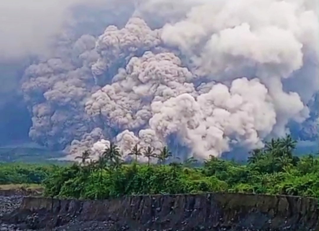 Kondisi gunung Semeru Rabu sore (19/11/2025). (Foto: Tangkapan layar video amatir)