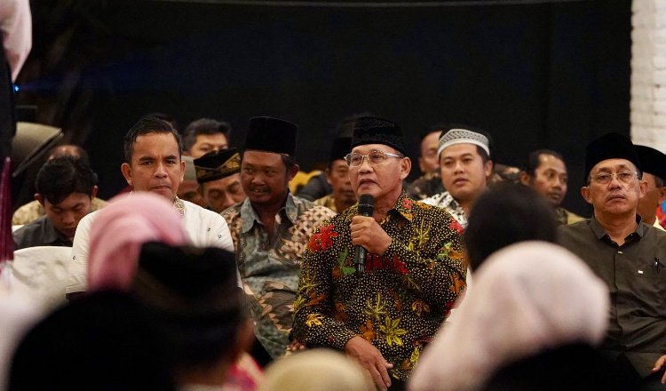 Warga Kencong menyampaikan aspirasi kepada Bupati Jember, Jumat (21/11/2025) malam. (Foto: Dok/Diskominfo Jember - ZONA INDONESIA)