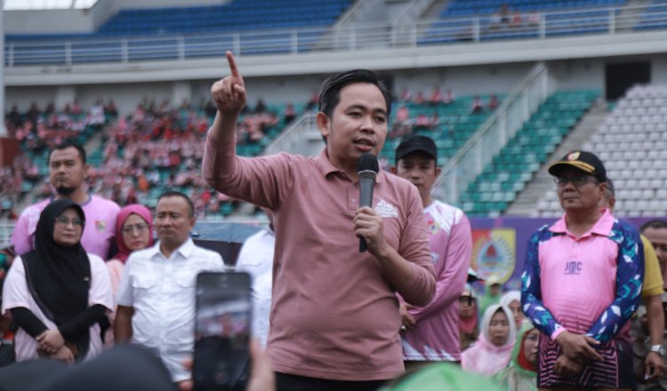 Gus Fawait perpidato dalam kegiatan Olahraga Sore Bersama (OSMA) yang di Stadion JSG, Senin (24/11/2025). (Foto: Dok/Diskominfo Jember - ZONA INDONESIA)
