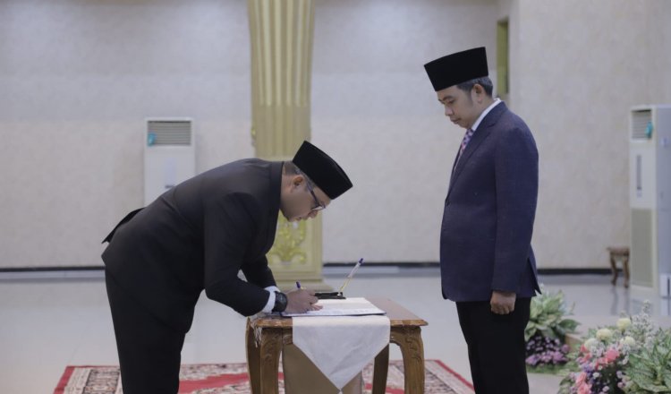 Akhmad Helmi Luqman menandatangani akta kesepakatan Pj. Sekda Jember, Senin (24/11/2025). (Foto: Dok/Diskominfo Jember - ZONA INDONESIA)