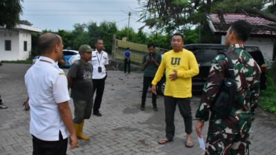 Bupati Situbondo meninjau runway Bandara KHR As'ad Syamsul Arifin, Rabu (26/11/2025). (Foto: Istimewa - ZONA INDONESIA)