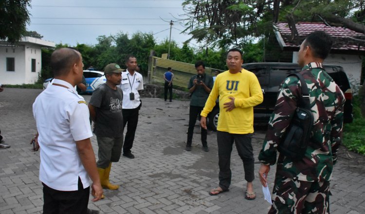 Bupati Situbondo meninjau runway Bandara KHR As'ad Syamsul Arifin, Rabu (26/11/2025). (Foto: Istimewa - ZONA INDONESIA)