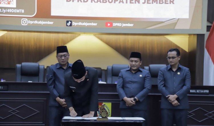 Penandatanganan nota kesepakatan Perda APBD Jember 2026, Jumat (28/11/2025) malam. (Foto: Dok/Diskominfo Jember - ZONA INDONESIA)