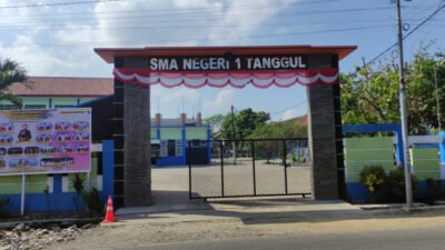 SMAN 1 Tanggul tampak dari luar. (Foto: Dok/FB SMAN 1 Tanggul - ZONA INDONESIA)