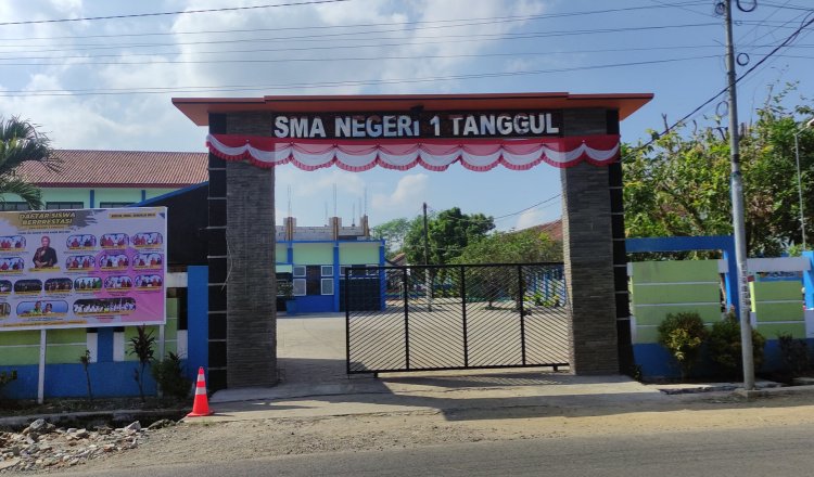 SMAN 1 Tanggul tampak dari luar. (Foto: Dok/FB SMAN 1 Tanggul - ZONA INDONESIA)
