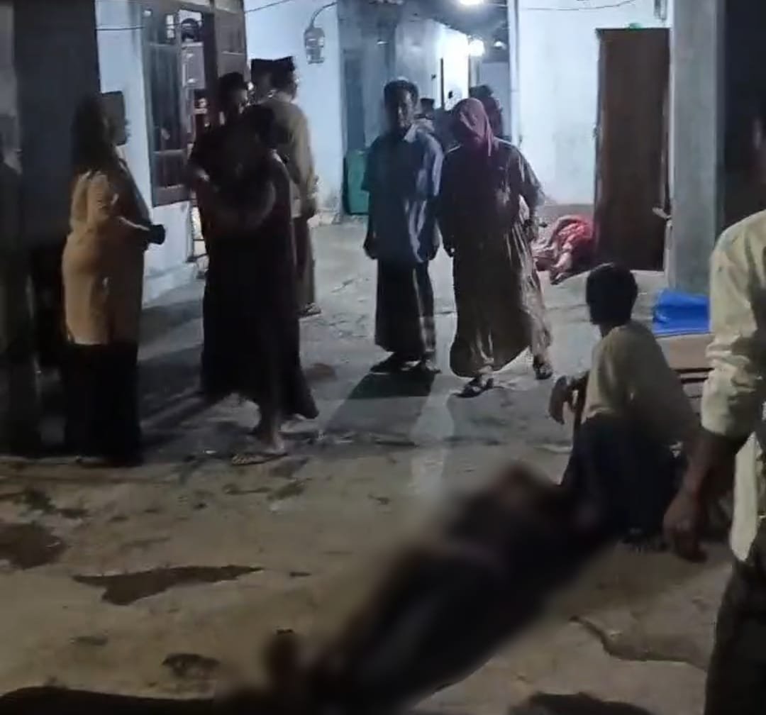 Imam Gujali tergeletak di tanah dengan tangan dan kaki terikat usai bunuh ibu kandung, Selasa (4/11/2025) malam. (Foto: Tangkapan layar video amatir - ZONA INDONESIA)