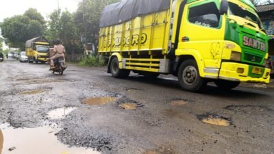 Kondisi terkini jalan aspal di Dusun Krajan, Desa Karang Kedawung, Minggu (23/11/2025). (Foto: Teamwork - ZONA INDONESIA)