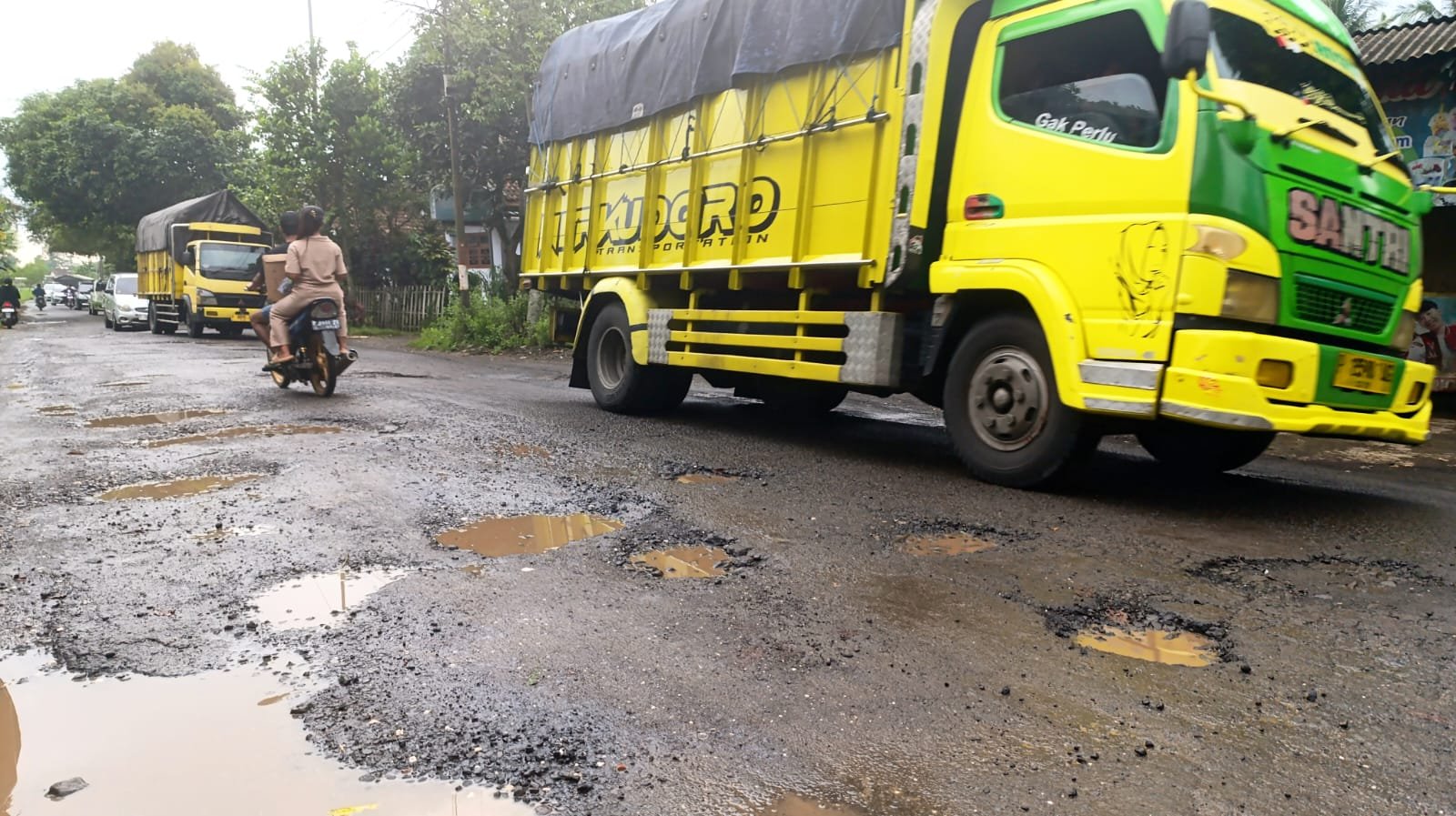 Kondisi terkini jalan aspal di Dusun Krajan, Desa Karang Kedawung, Minggu (23/11/2025). (Foto: Teamwork - ZONA INDONESIA)
