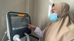 Perawat RSUD Besuki menunjuk layar ventilator yang baru dibeli dengan anggaran DBHCHT. (Foto: Zainul Hasan - ZONA INDONESIA)