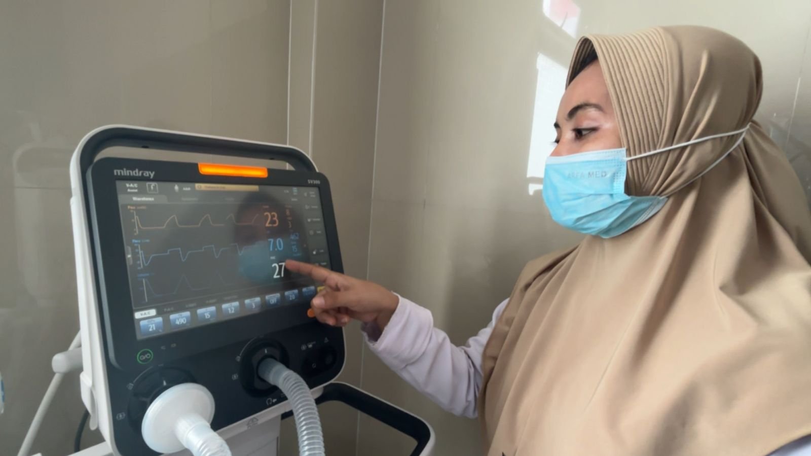 Perawat RSUD Besuki menunjuk layar ventilator yang baru dibeli dengan anggaran DBHCHT. (Foto: Zainul Hasan - ZONA INDONESIA)
