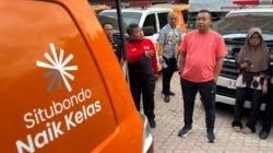 Bupati Situbondo, Yusuf Rio Wahyu Prayogo, meninjau 38 ambulans di kantor Pemkab Situbondo, Kamis (27/11/2025). (Foto: Istimewa - ZONA INDONESIA)