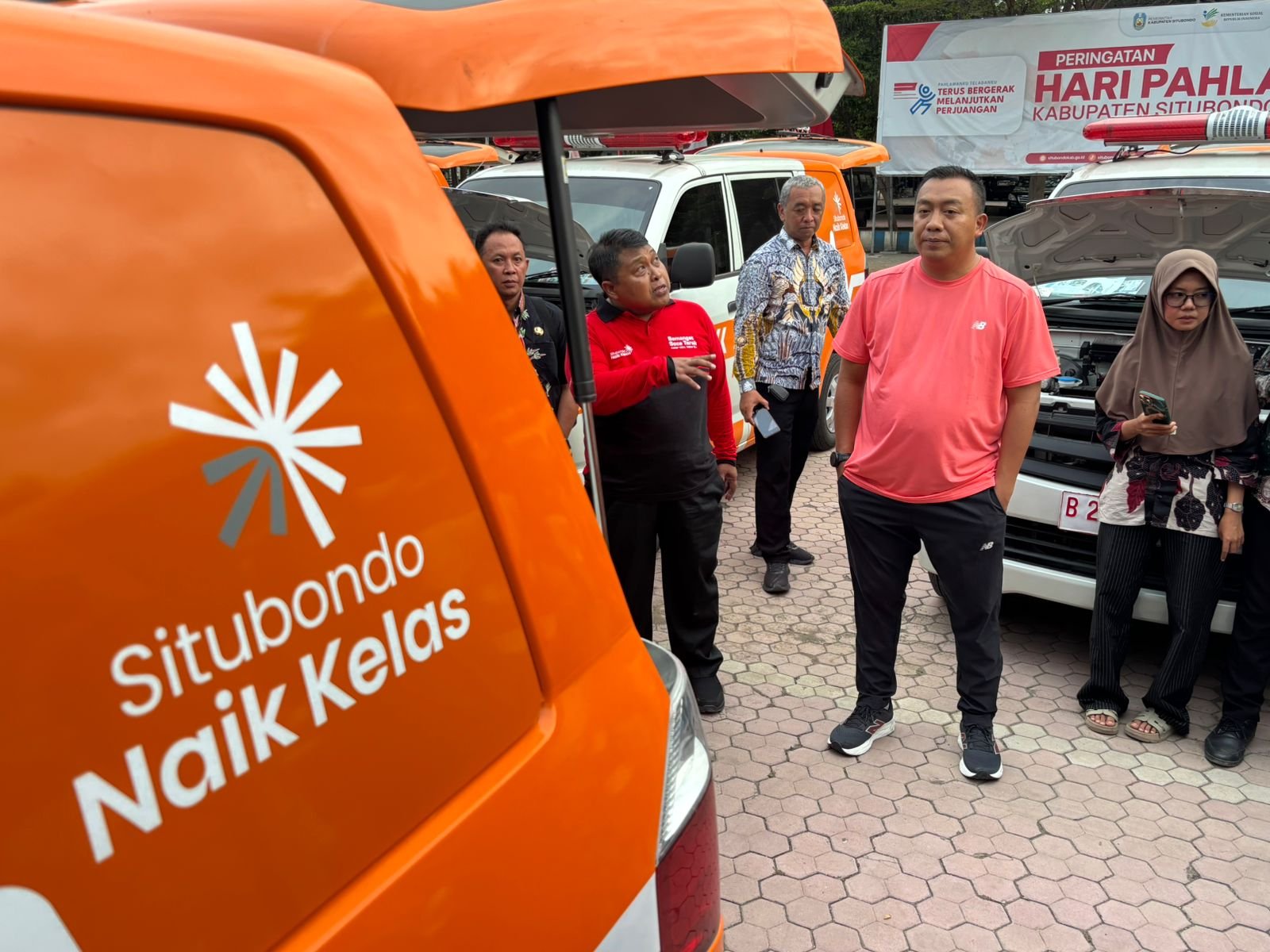 Bupati Situbondo, Yusuf Rio Wahyu Prayogo, meninjau 38 ambulans di kantor Pemkab Situbondo, Kamis (27/11/2025). (Foto: Istimewa - ZONA INDONESIA)