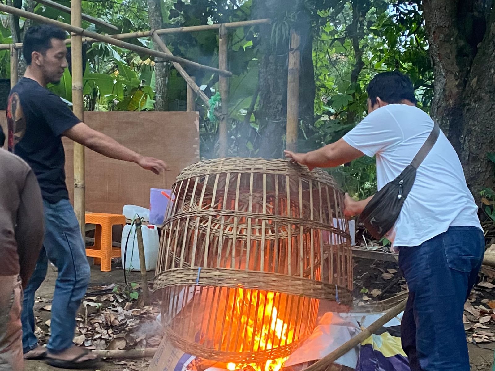Polresta Malang Kota membakar arena sabung ayam. (Foto: Humas Polres)