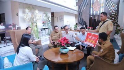 Satpol PP Jember menunjukkan segel sebelum dipasang di Java Lotus Hotel, Senin (22/12/2025). (Foto: Dok/Diskominfo Jember - ZONA INDONESIA)