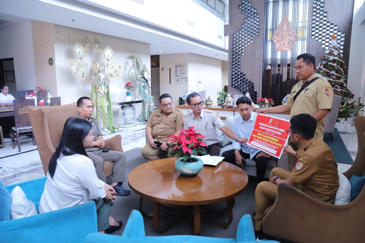 Satpol PP Jember menunjukkan segel sebelum dipasang di Java Lotus Hotel, Senin (22/12/2025). (Foto: Dok/Diskominfo Jember - ZONA INDONESIA)