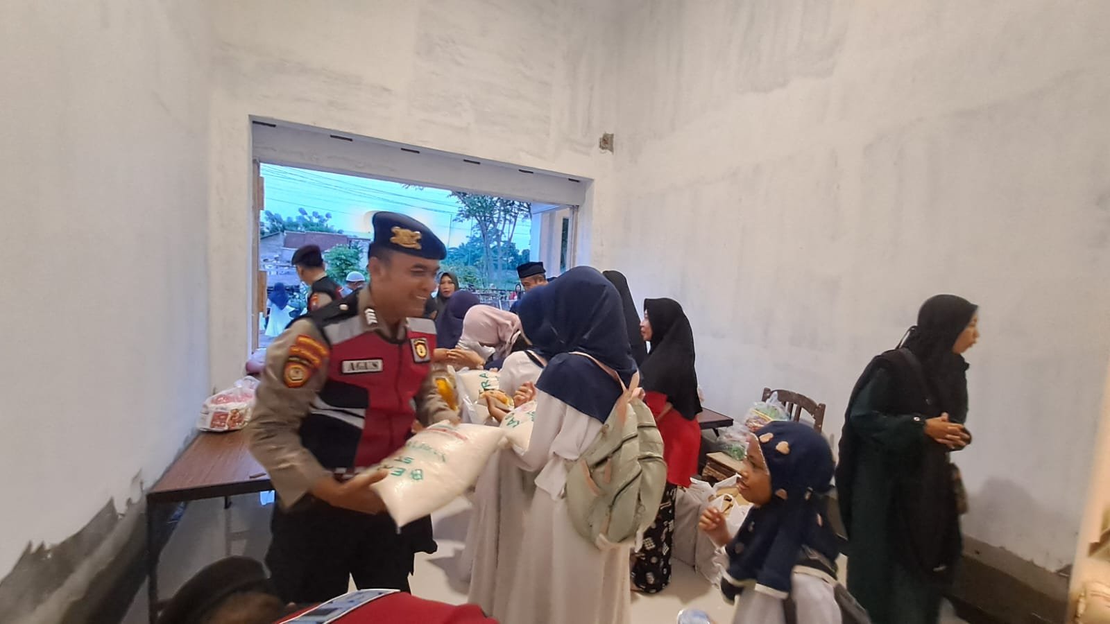 PASABBER Polres Situbondo menyalurkan Sembako kepada anak yatim. (Foto: Istimewa - ZONA INDONESIA)