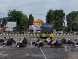 Puluhan Polisi Polres Situbondo Diguyur Water Cannon Usai Naik Pangkat