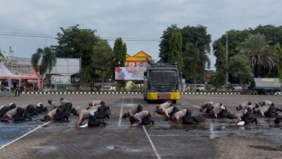 Puluhan polisi disemprot mobil water canon Polres Situbondo. (Foto: Humas Polres Situbondo - ZONA INDONESIA)