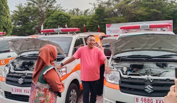 Mas Rio - Mbak Ulfi meninjau ambulans di kantor Pemkab Situbondo, Kamis (27/11/2025). (Foto: Istimewa - ZONA INDONESIA)