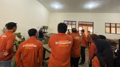 Suasana pelatihan kerja kerajinan kayu yang digelar Disnaker Situbondo. (Foto: Zainul Hasan - ZONA INDONESIA)