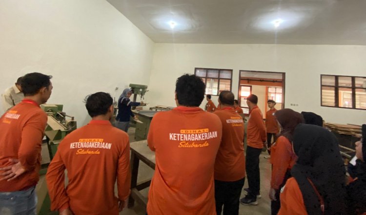 Suasana pelatihan kerja kerajinan kayu yang digelar Disnaker Situbondo. (Foto: Zainul Hasan - ZONA INDONESIA)
