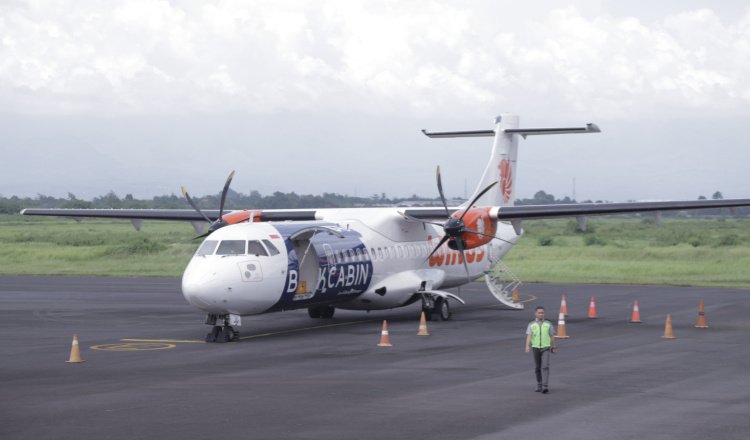 Pesawat ATR 72 milik Maskapai Wings Air saat mendarat di Bandara Notohadinegoro. (Foto: Dok/Diskominfo Jember - ZONA INDONESIA)