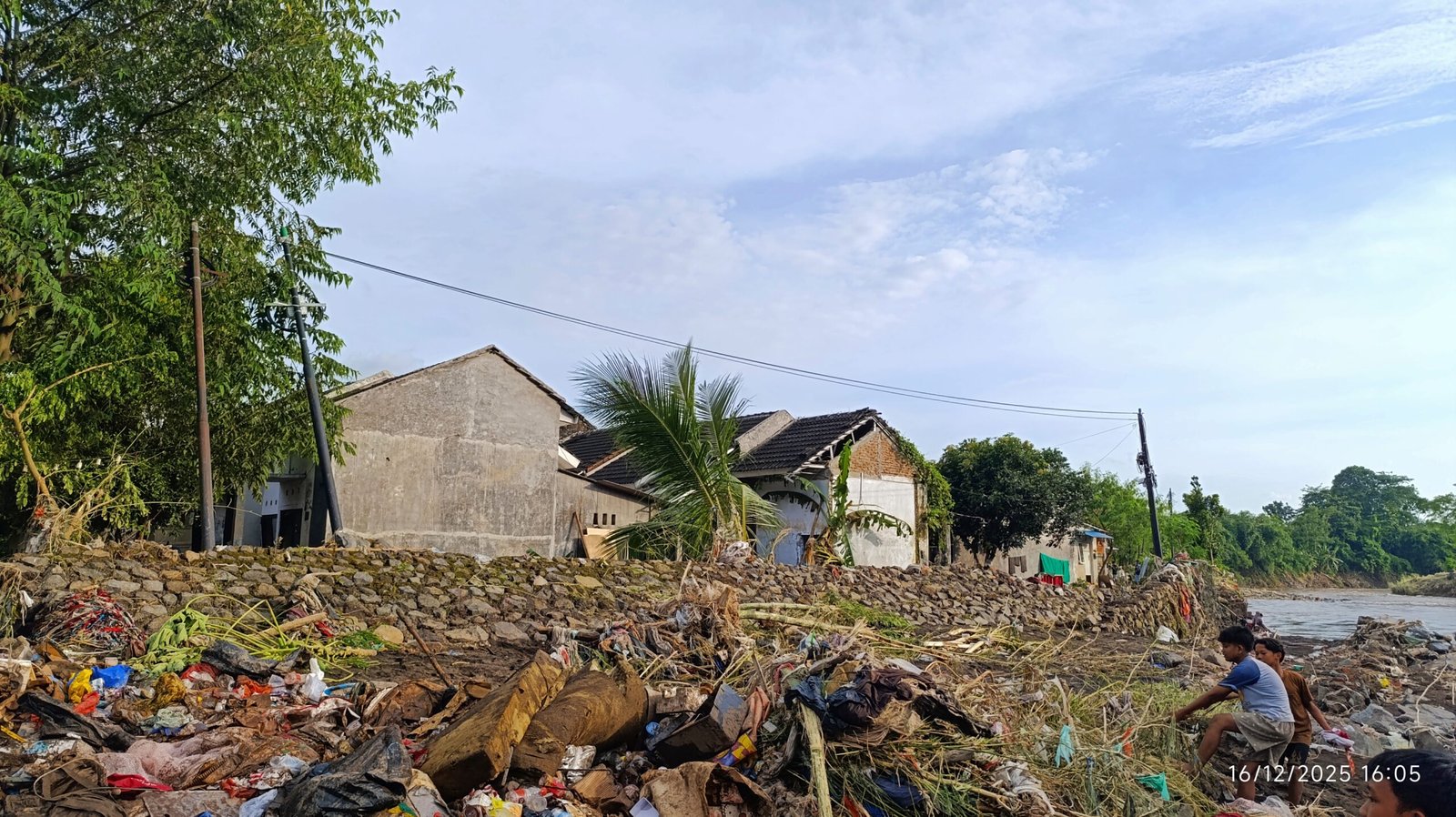 Kondisi perumahan Villa Indah Tegal Besar yang ditengarai berdiri diatas bantaran sungai, Selasa (16/12/2025). (Foto: Zainul Hasan - ZONA INDONESIA)