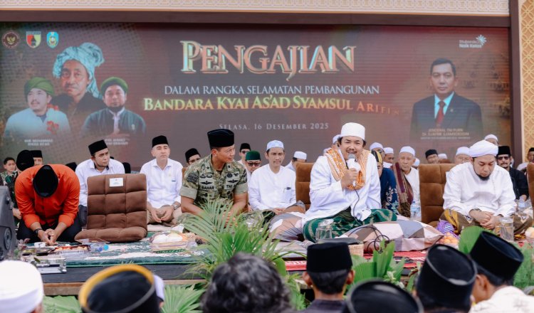 KHR. Moh. Kholil As’ad Syamsul Arifin memberikan tausiyah di pengajian dalam rangka selamatan pembangunan Bandara KASA, Selasa (16/12/2025). (Foto: Istimewa - ZONA INDONESIA)