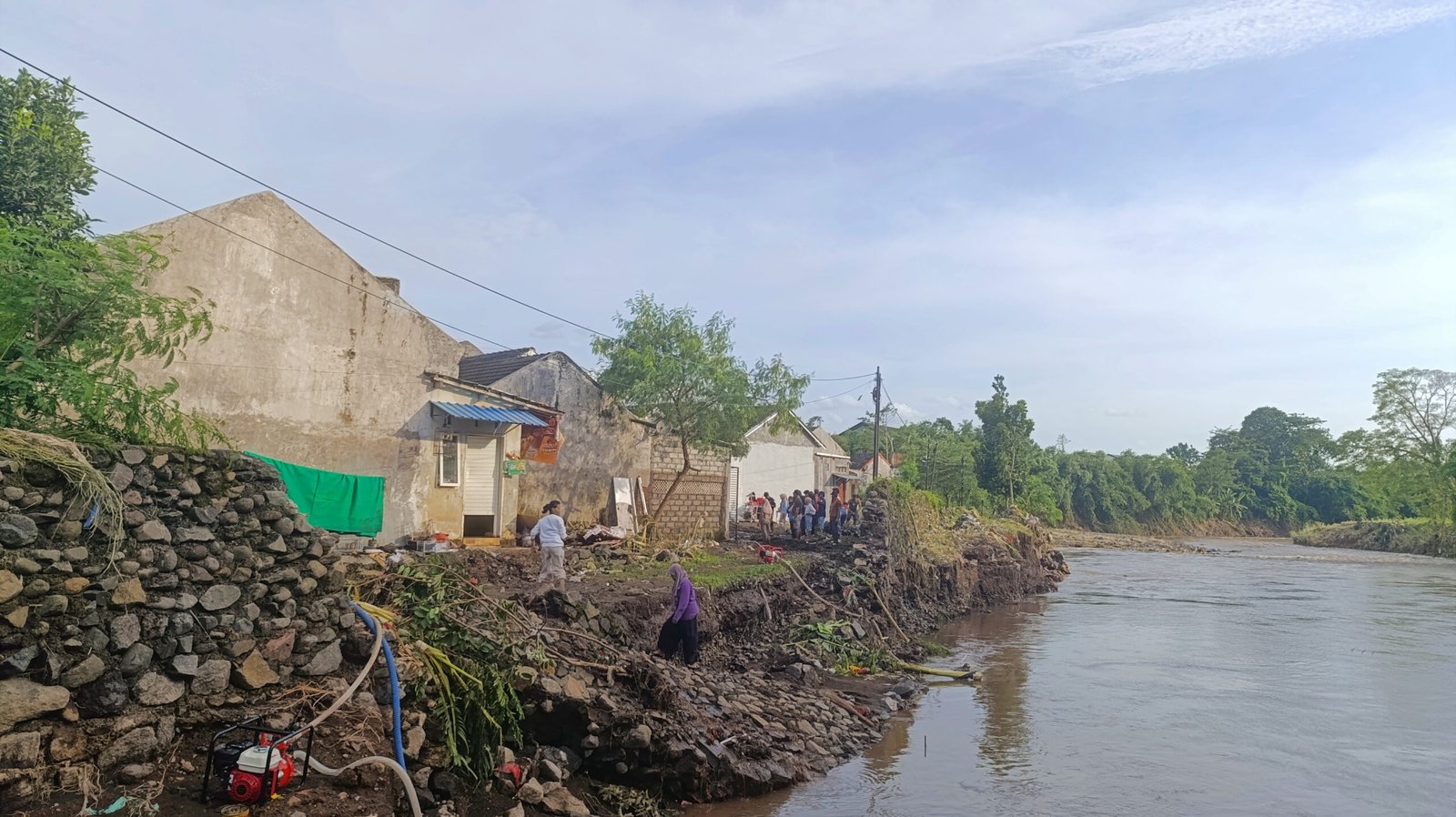 Kondisi terkini bantaran sungai perumahan Villa Indah Tegal Besar, Selasa (16/12/2025). (Foto: Zainul Hasan - ZONA INDONESIA)