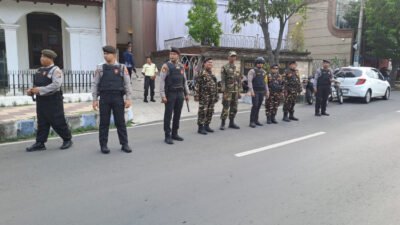 Polres Situbondo dan Ormas melakukan pengamanan di gereja, Minggu (21/12/2025). (Foto: Istimewa - ZONA INDONESIA)
