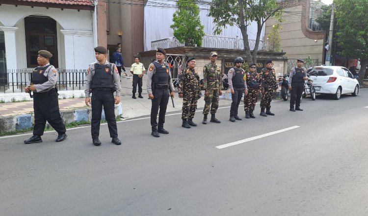Polres Situbondo dan Ormas melakukan pengamanan di gereja, Minggu (21/12/2025). (Foto: Istimewa - ZONA INDONESIA)