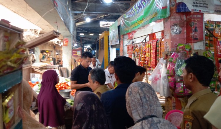 Tipidter Polres Jember menyidak Pasar Tanjung, Selasa (23/12/2025). (Foto: Istimewa - ZONA INDONESIA)