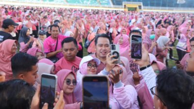PPK Jember swafoto dengan Gus Fawait usai menerima SK, Selasa (23/12/2025). (Foto: Dok/Diskominfo Jember - ZONA INDONESIA)