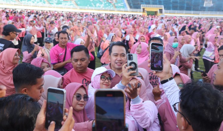 PPK Jember swafoto dengan Gus Fawait usai menerima SK, Selasa (23/12/2025). (Foto: Dok/Diskominfo Jember - ZONA INDONESIA)