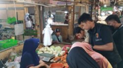 Satgas Pangan Polres Situbondo dan instansi terkait melakukan pengecekan harga dan stok bahan pangan di pasar tradisional. (Foto: Humas Polres Situbondo - ZONA INDONESIA)