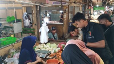 Satgas Pangan Polres Situbondo dan instansi terkait melakukan pengecekan harga dan stok bahan pangan di pasar tradisional. (Foto: Humas Polres Situbondo - ZONA INDONESIA)