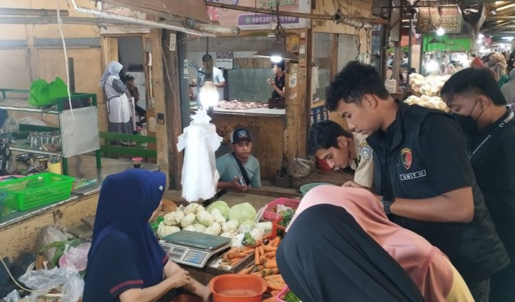 Satgas Pangan Polres Situbondo dan instansi terkait melakukan pengecekan harga dan stok bahan pangan di pasar tradisional. (Foto: Humas Polres Situbondo - ZONA INDONESIA)