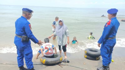 Satgas Banops Operasi Lilin Semeru 2025 menyapa wisatawan. (Foto: Dok/Humas Polres Situbondo - ZONA INDONESIA)