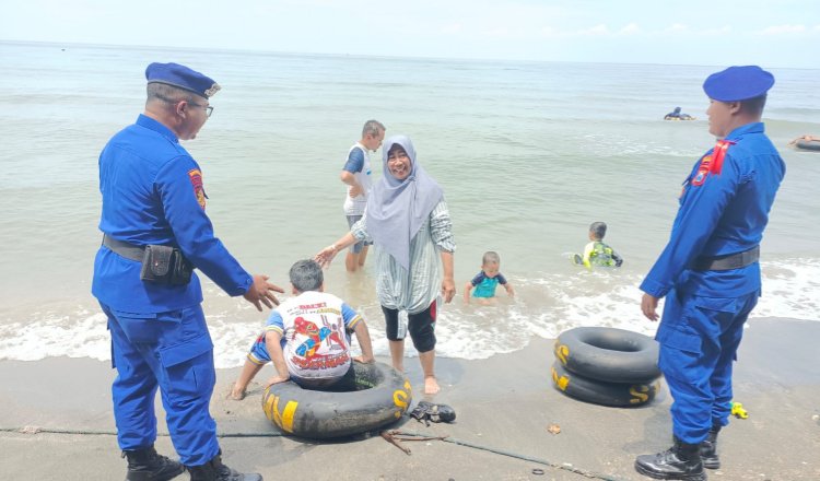 Satgas Banops Operasi Lilin Semeru 2025 menyapa wisatawan. (Foto: Dok/Humas Polres Situbondo - ZONA INDONESIA)