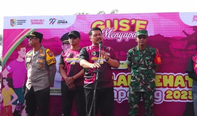 Kadispora Jember, Edy Budi Susilo, membuka Kegiatan Jalan Sehat di Desa Paleran, Sabtu (20/12/2025). (Foto: Istimewa - ZONA INDONESIA)