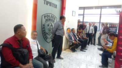 Puluhan advokat menunggu di depan ruang Unit Tipidter Polres Jember, Jumat (26/12/2025). (Foto: Istimewa - ZONA INDONESIA)