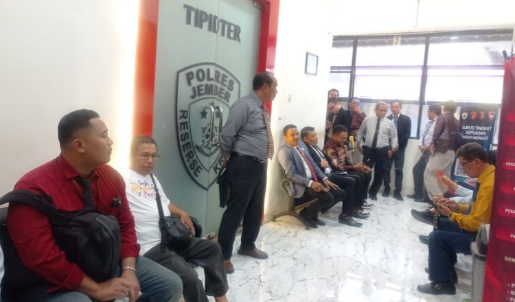 Puluhan advokat menunggu di depan ruang Unit Tipidter Polres Jember, Jumat (26/12/2025). (Foto: Istimewa - ZONA INDONESIA)