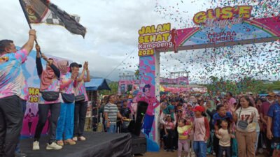 Detik-detik pelepasan peserta Jalan Sehat Kampoeng 2025 di Kecamatan Jelbuk, Sabtu (27/12/2025). (Foto: Zainul Hasan - ZONA INDONESIA)